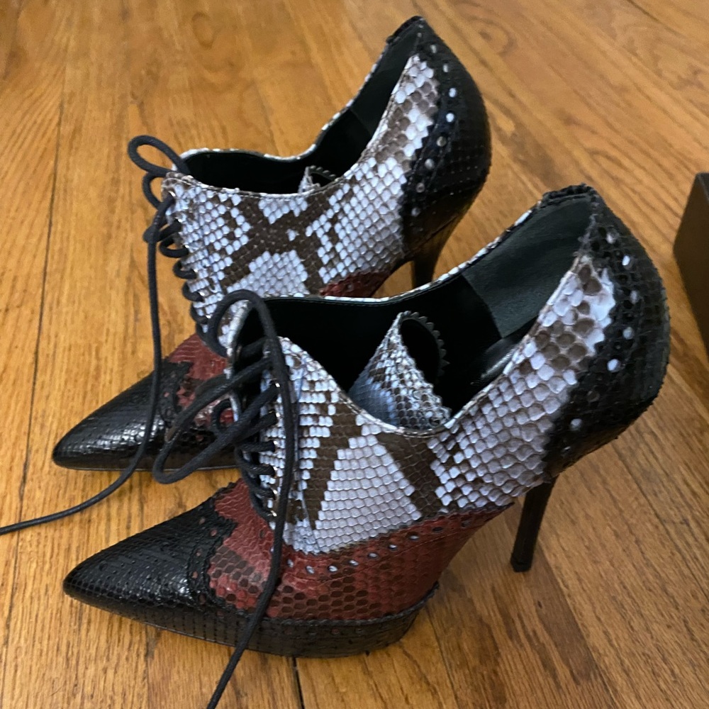Gucci Gia' Python Snakeskin Lace Up Heel Ankle Bootie - size 6
